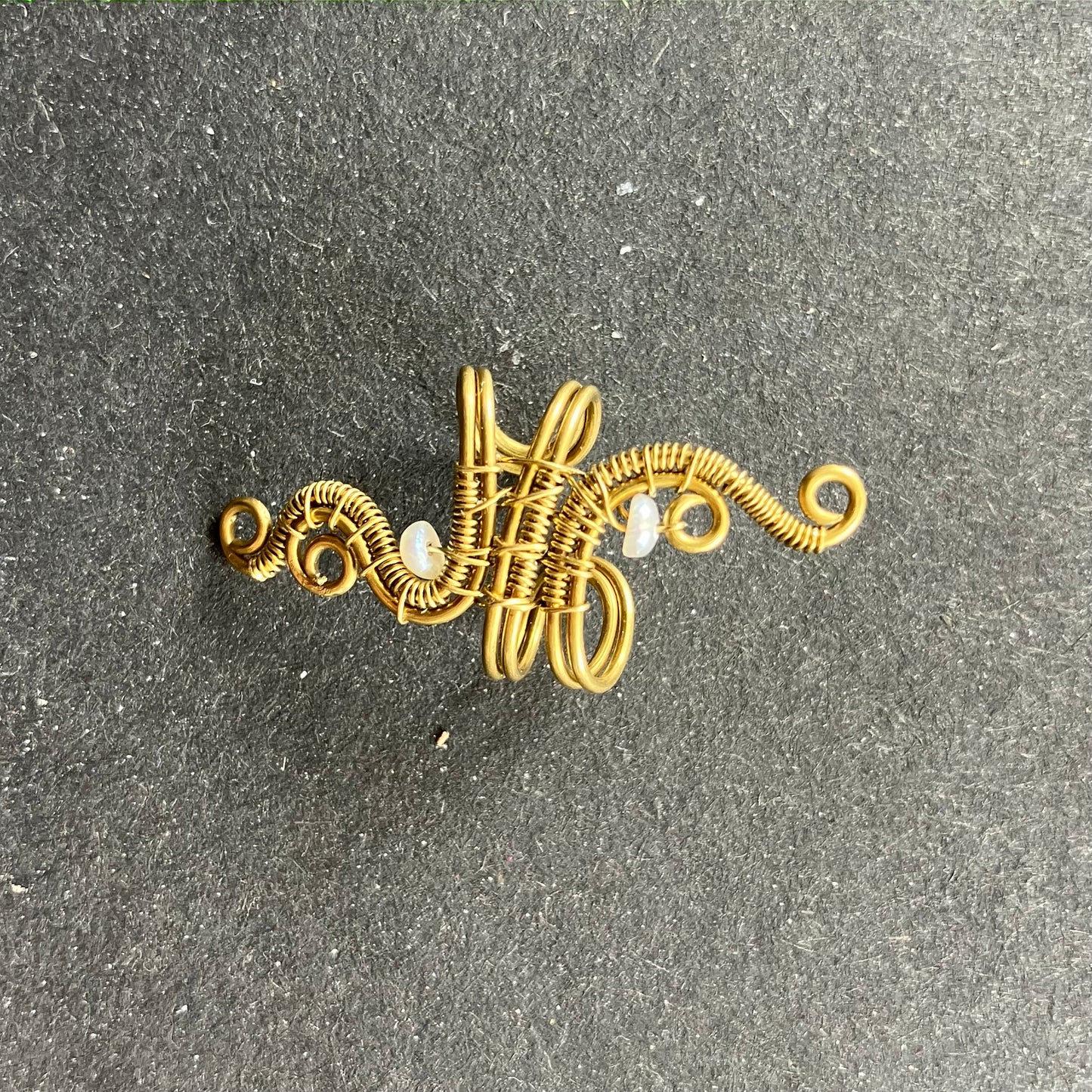 KOMOREBI brass pearl ear cuff
