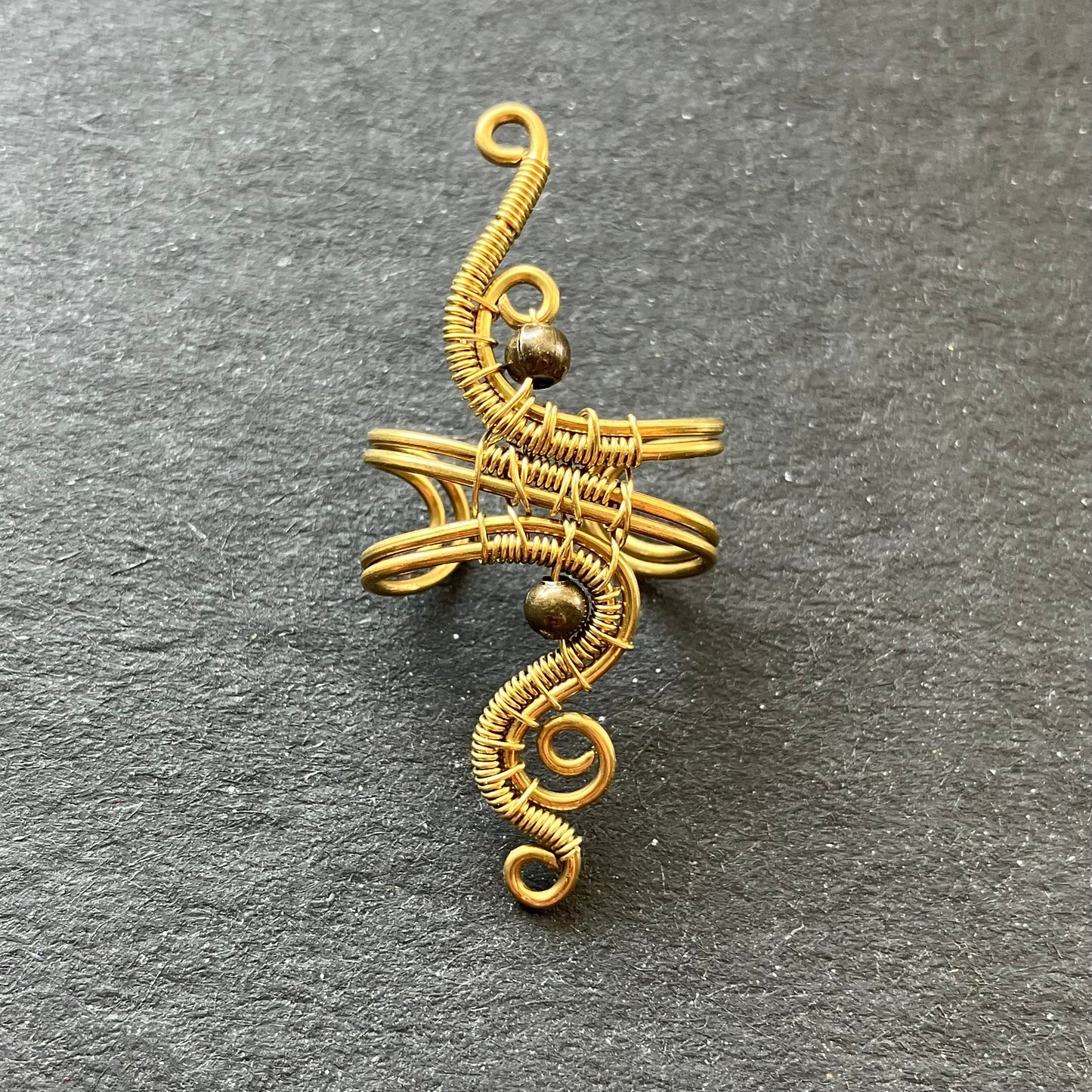 BASICS - short brass ear cuff