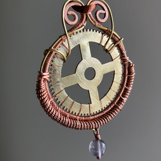 Steampunk-style necklace with gears and copper wire with amethyst