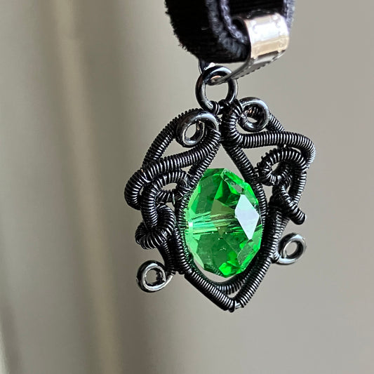 Black green pendant velvet choker