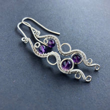 Kép betöltése a galériamegjelenítőbe: wire wrapped sterling silver earrings with amethyst beads

