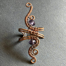 Kép betöltése a galériamegjelenítőbe: wire wrapped copper era cuff with translucent purple beads
