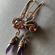 Kép betöltése a galériamegjelenítőbe: cottagecore wire wrapped copper earrings with translucent purple beads
