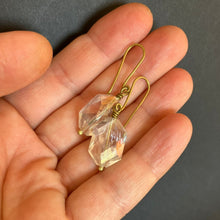 Kép betöltése a galériamegjelenítőbe: LUX brass clear crystal faceted earrings
