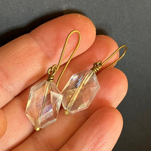 Kép betöltése a galériamegjelenítőbe: LUX brass clear crystal faceted earrings
