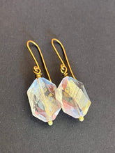 Kép betöltése a galériamegjelenítőbe: LUX brass clear crystal faceted earrings
