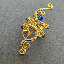 Kép betöltése a galériamegjelenítőbe: brass wire wrapped ear cuff with blue bead 
