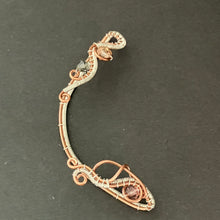 Kép betöltése a galériamegjelenítőbe: copper and silver plated wire wrapped ear wrap with peach, grey and purple beads
