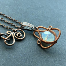 Kép betöltése a galériamegjelenítőbe: copper necklace with opalescent bead
