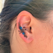 Kép betöltése a galériamegjelenítőbe: copper ear cuff with bright blue beads

