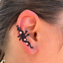 Kép betöltése a galériamegjelenítőbe: wire wrapped black ear cuff with pink beads

