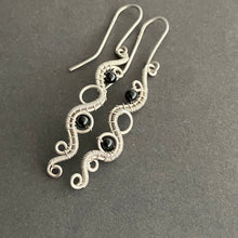 Kép betöltése a galériamegjelenítőbe: sterling silver earrings with onyx beads
