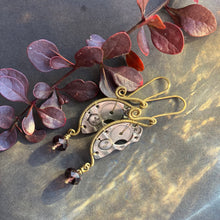 Kép betöltése a galériamegjelenítőbe: steampunk brass clockwork and purple earrings
