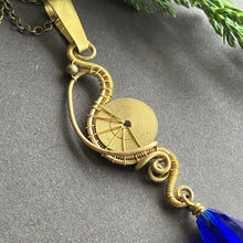 Kép betöltése a galériamegjelenítőbe: wire wrapped steampunk pendant with blue glass bead
