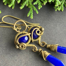 Kép betöltése a galériamegjelenítőbe: wire wrapped earrings with blue glass beads
