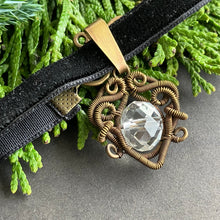 Kép betöltése a galériamegjelenítőbe: velvet choker with wire wrapped brass pendant and tranclucent faceted glass bead
