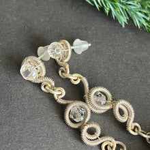 Kép betöltése a galériamegjelenítőbe: silver plated wire wrapped earrings with clear and black beads
