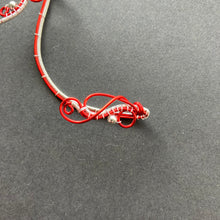Kép betöltése a galériamegjelenítőbe: Téli Szív - piros és ezüst fülékszer
