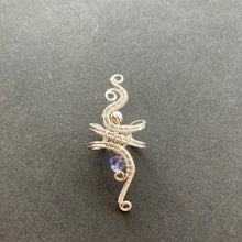 Kép betöltése a galériamegjelenítőbe: Ezüstözött lila fülgyűrű
