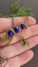 Videó betöltése és lejátszása a galériamegjelenítőben: copper wire wrapped necklace with wide pendant blue and green beads
