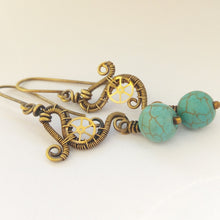 Kép betöltése a galériamegjelenítőbe: wire wrapped brass dangle earrings with turquoise beads
