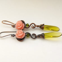 Kép betöltése a galériamegjelenítőbe: romantic cottagecore wire wrapped copper earrings with peach resin rose amd green glass beads
