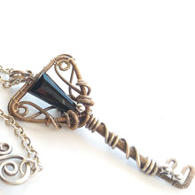 Kép betöltése a galériamegjelenítőbe: gothic silver color wire wrapped key shaped pendant with black glass bead
