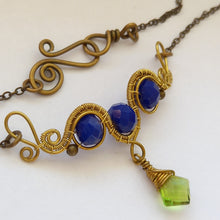 Kép betöltése a galériamegjelenítőbe: copper wire wrapped necklace with wide pendant blue and green beads
