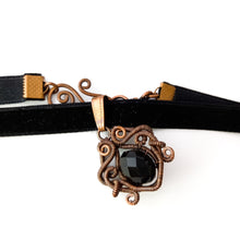 Kép betöltése a galériamegjelenítőbe: black velvet choker with wire wrapped copper pendant
