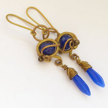 Kép betöltése a galériamegjelenítőbe: brass wire erapped earrings with blue beads
