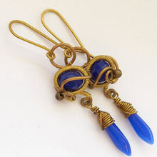 Kép betöltése a galériamegjelenítőbe: wire wrapped earrings with blue glass beads
