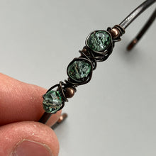 Kép betöltése a galériamegjelenítőbe: copper cuff cracelet with light green beads
