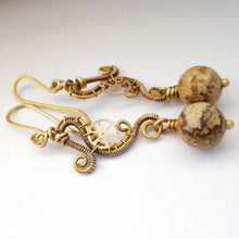 Kép betöltése a galériamegjelenítőbe: vrass wire wrapped dangle earrings with sand jasper beads
