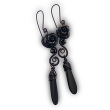 Kép betöltése a galériamegjelenítőbe: romantic gothic black rose dangle earrings
